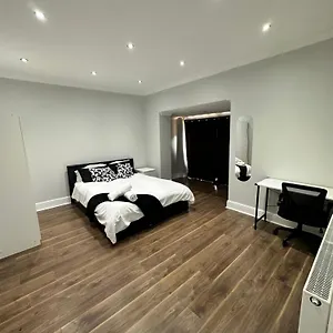 Black & White Double Bedroom Guest house London